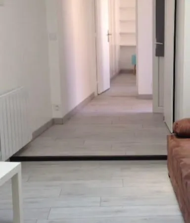 A 150m De La *