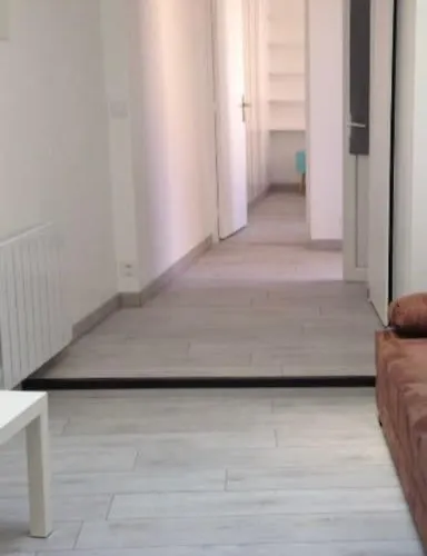 A 150m De La *