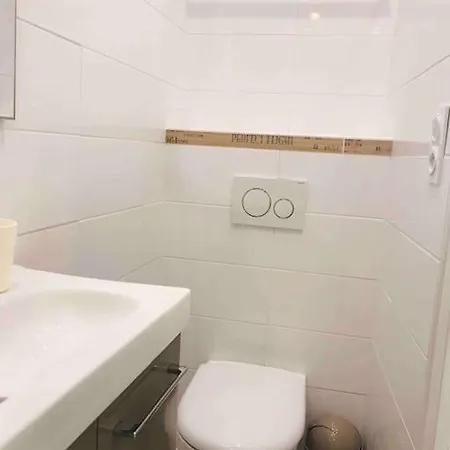 A 150m De La アパート